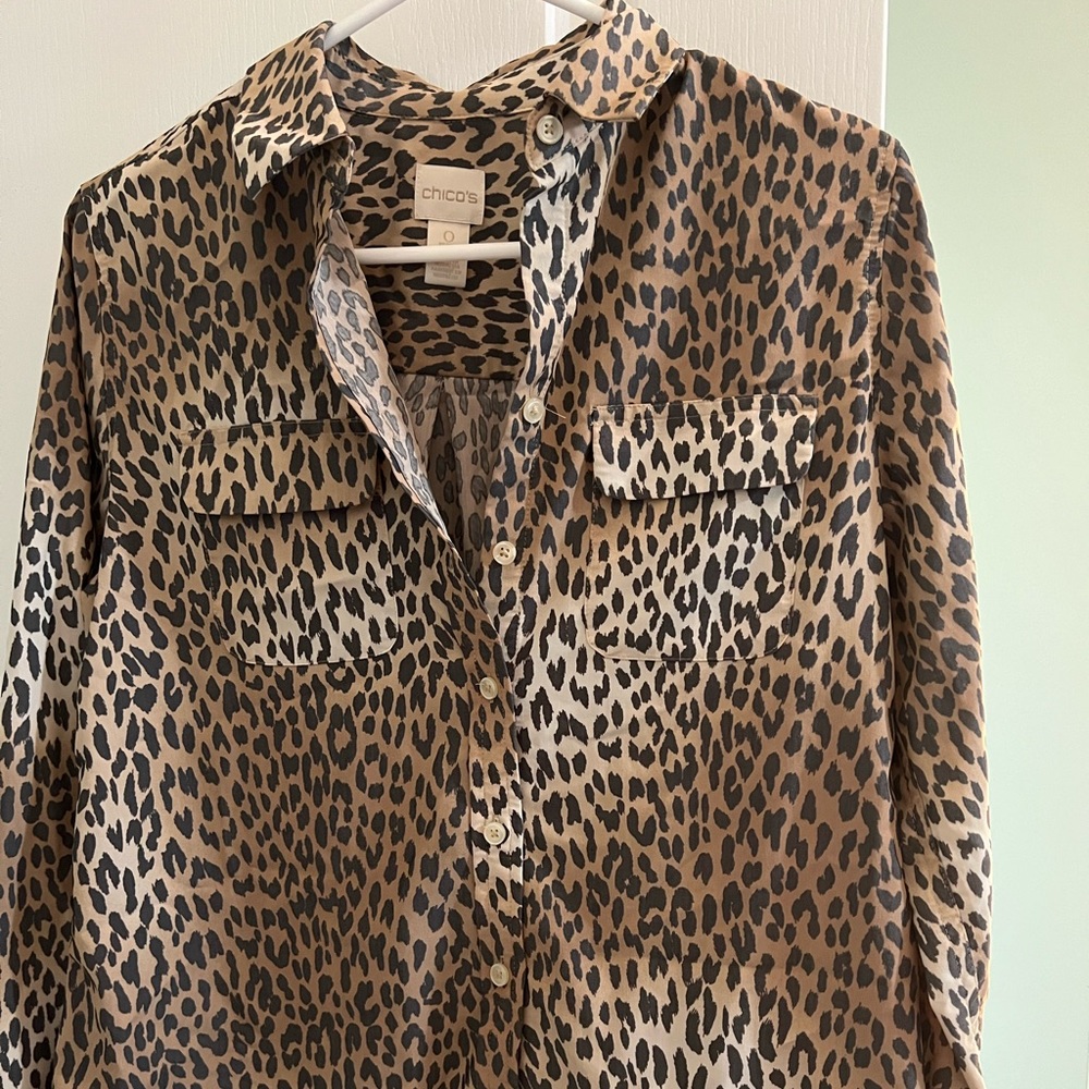 Chicos leopard shirt never worn size 0.